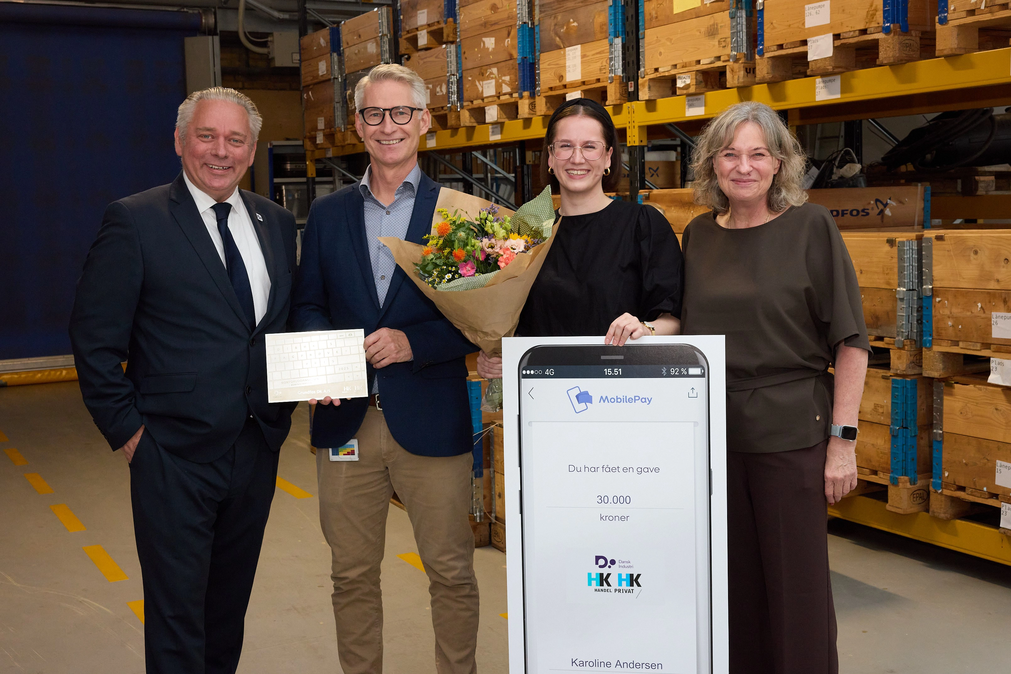 GRUNDFOS Elev Karoline Andersen Med Repræsentanter For DI HK Og Virksomhed