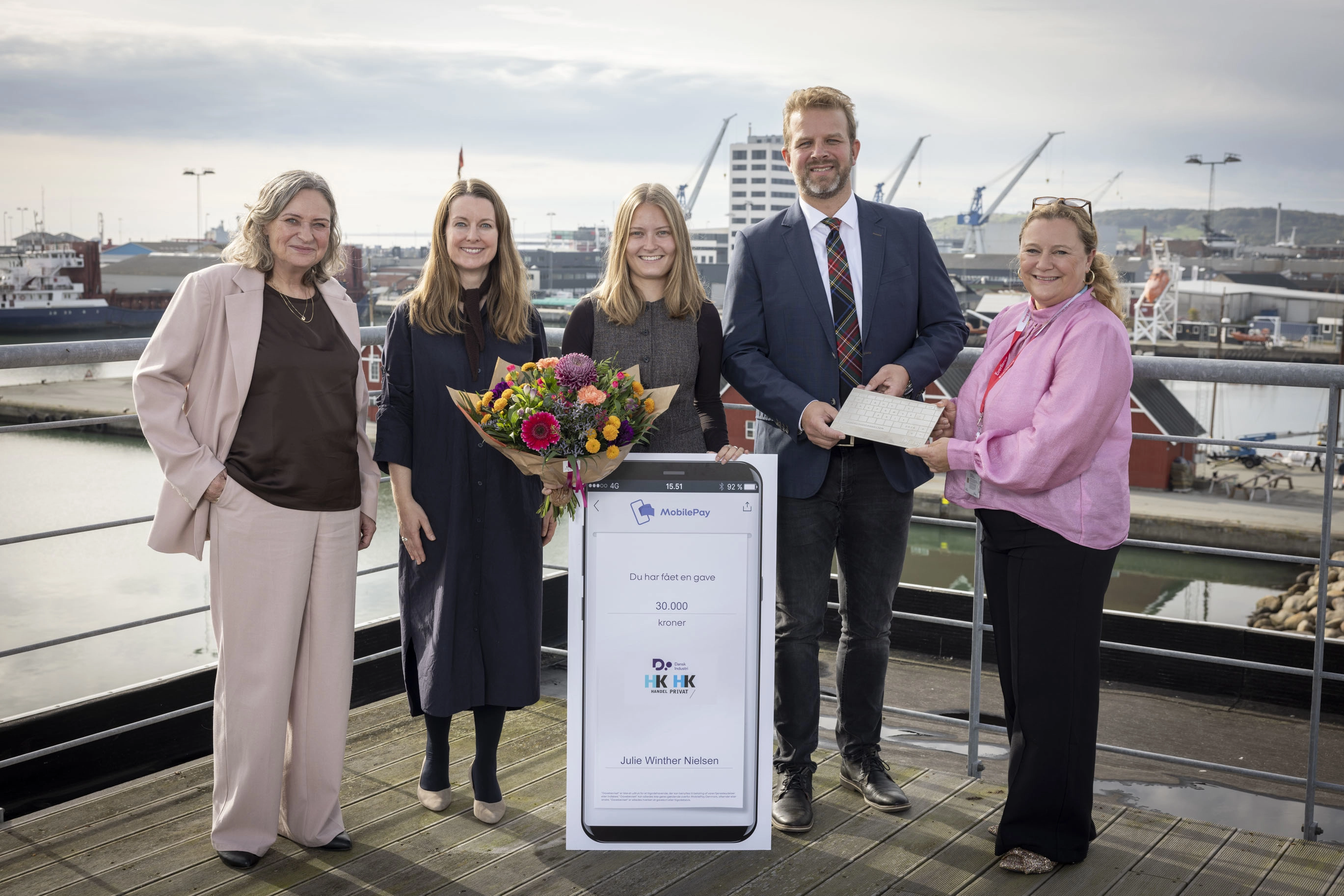 Vinder Fagprøvepris Fra Venstre Gitte Geertsen HK, Maj Svolgaard DI Dansk Industri, Julie Winther Nielsen, Rasmus Bech, Pernille Hjortkjær Alle Tre EVERLLENCE