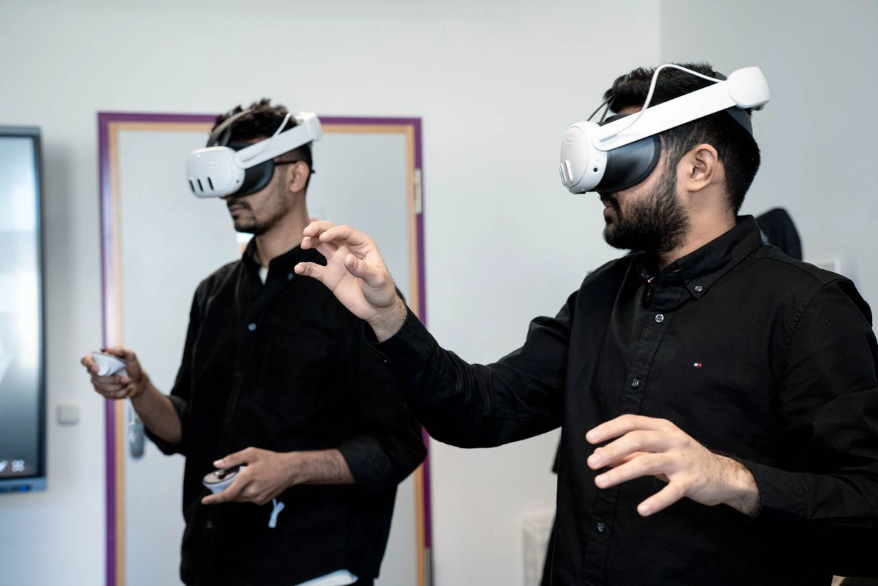Stockfoto - to mænd iført VR-headset.jpg